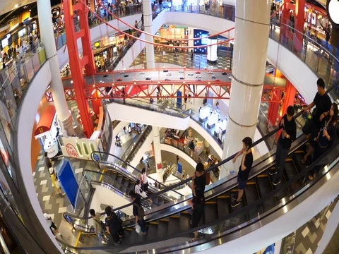 People On Escalators In Shopping Mall Vidéo 82390258
