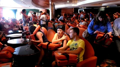 People exercising for an emergency training during a cruise ship travel Vidéo 77917242