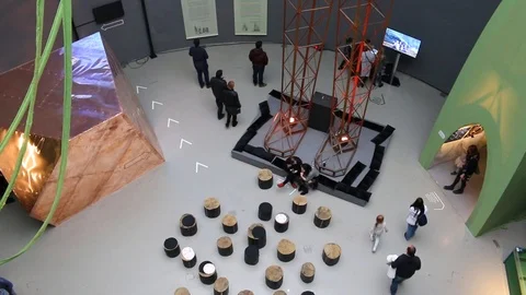 People on an exhibition 動画素材 87137222