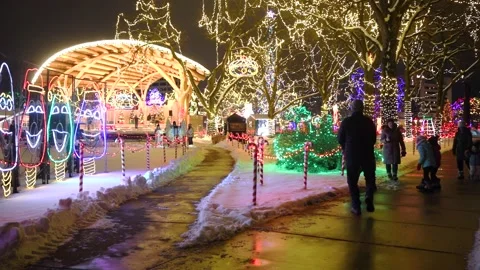 People Experiencing the Rotary Lights Display in La Crosse, Wisconsin Vídeo Stock 224997771