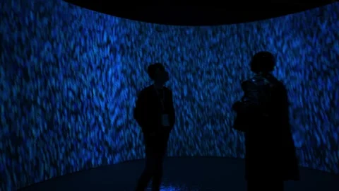 People experiencing the visual of the disintegration of atoms and neutrons 動画素材 273233585