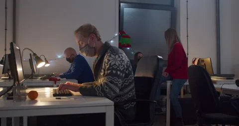 People in face masks working on computer at desk at night Vídeos de archivo 144271187