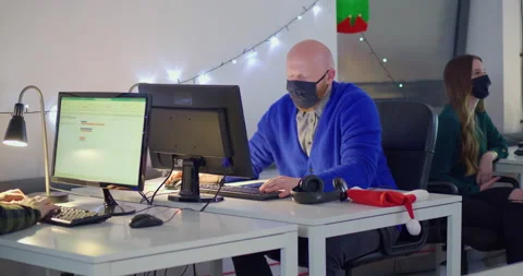 People in face masks working on computers in open space office 스톡 동영상 144267812