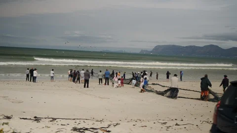 People fishing using nets. A township in South Africa. Vídeo Stock 127646366
