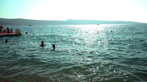 People floating in the sea 動画素材 125544292