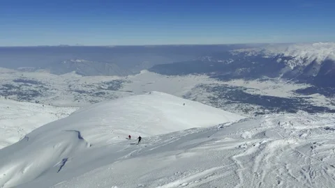 People free skiing down the mountain. Stock-Footage 265157603