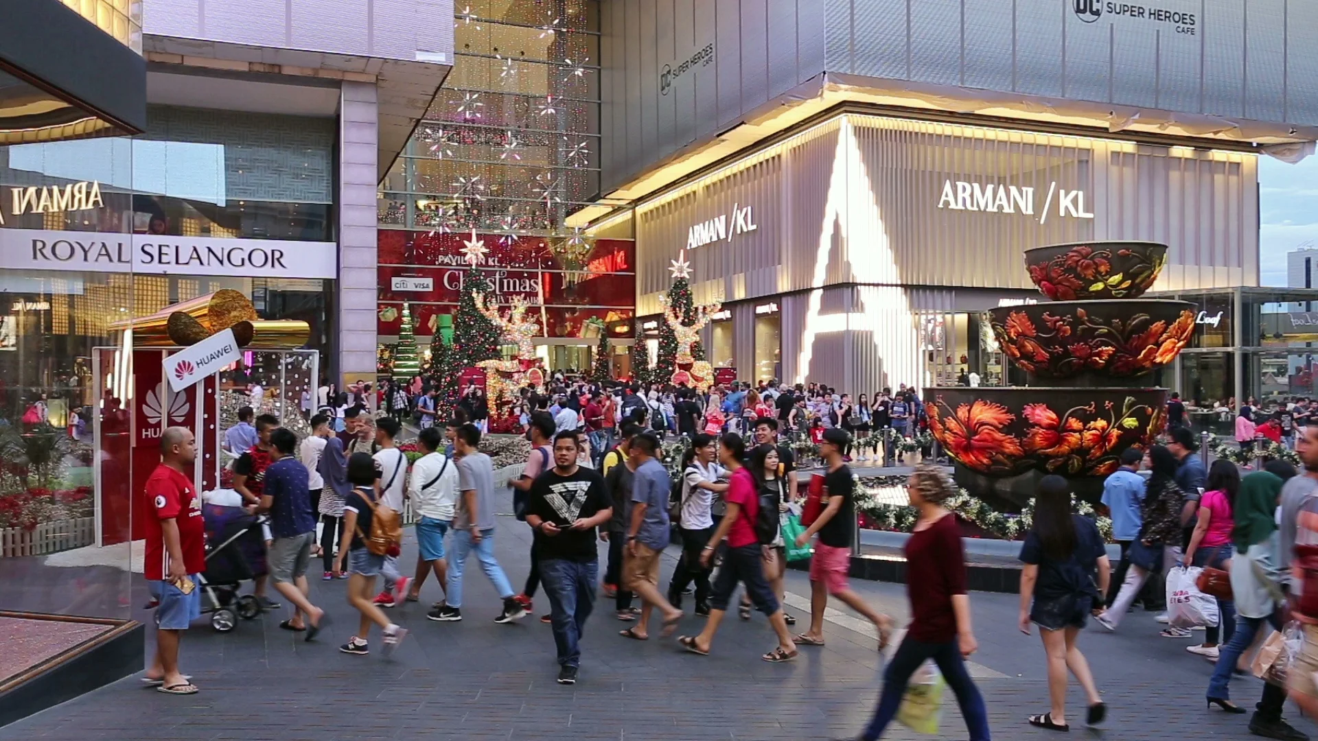 People in front of Luxury shopping mall in Kuala Lumpur