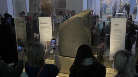 People In Front Of The Rosetta Stone In The British Museum In London Video stock 154155952