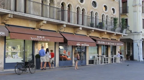 People in front of shops in main square of Vicenza historical center 스톡 동영상 68038452