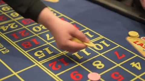 People gambling at a roulette table Vidéo 82454449