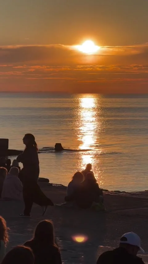 People Gathering at Sunset by the Sea Vidéo 339881306