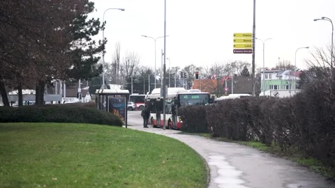 People get on the bus Stockbeeldmateriaal 232482668