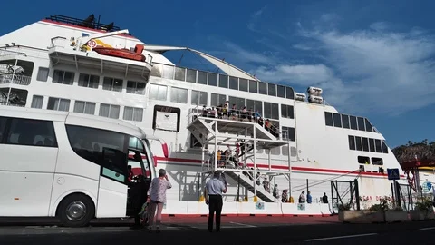 People get off the Volcan de Taburiente ferry ship on La Gomera island Video stock 120199665