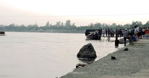 People getting on the boat Video stock 89164077