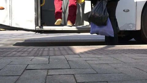 People getting on a bus Vidéo 73069130