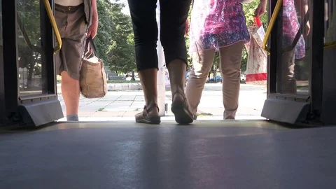 People Getting On Bus 動画素材 81956752