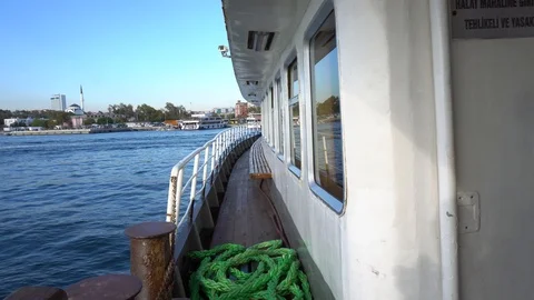 People Getting Off The Ferry Boat Vidéo 122103014