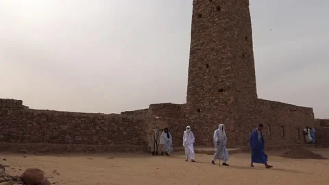 People getting out of the mosque after Friday Prayer, Ouadane, Mauritania Vídeo Stock 150097880