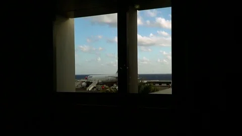 People go down the ladder to get out of the plane. Stock-Footage 79991639