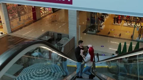 People go up the escalator Vidéo 170829805