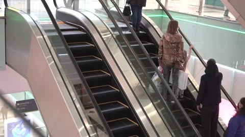 People go up the escalator in the mall. Video stock 170116229