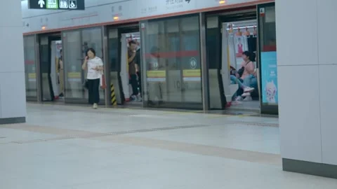 People go through security checks when they take the subway，Commuting Video stock 284324782