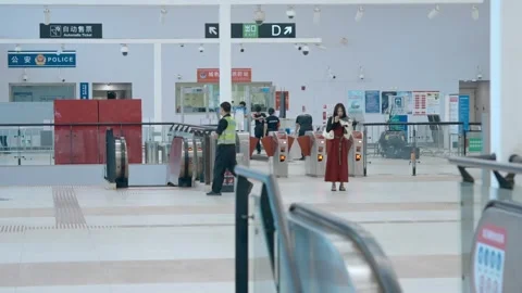 People go through security checks when they take the subway，Commuting Stock Footage 284325414