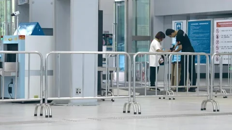 People go through security checks when they take the subway，Commuting Video stock 284325871