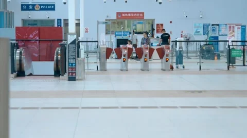 People go through security checks when they take the subway，Commuting Video stock 284326298