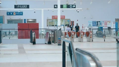 People go through security checks when they take the subway，Commuting Video stock 284326588
