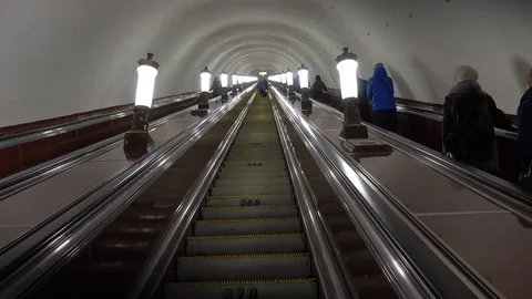 People Going Up And Down By Metro Or Subway Vidéo 70025788