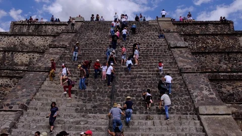 People going up and down the moon pyramid in Teotihuacan, Mexico. Video stock 126885015