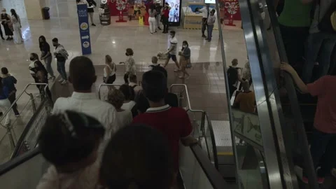 People Going Down Escalator Stockbeeldmateriaal 160389902