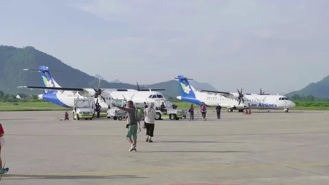 People going to the plane in the railway Vídeos de archivo 79730848