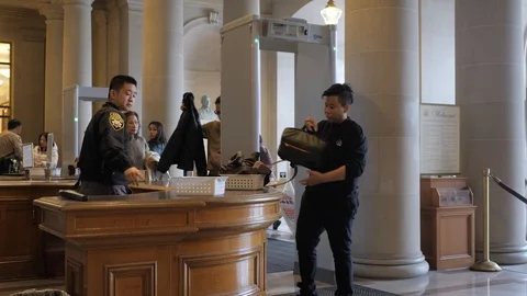 People Going Through Security Checkpoint Vídeos de archivo 121164200