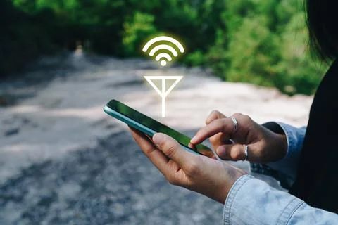 People hand using smartphone looking for signal wifi in off the grid no power Foto stock