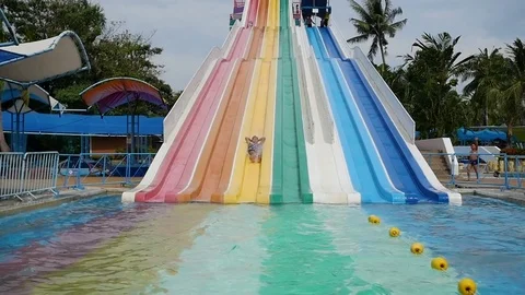 People have fun sliding down in Aquapark 库存影片 74388415