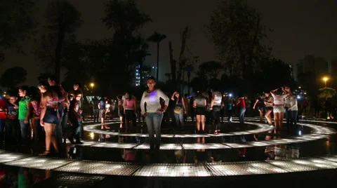 People having fun ang getting wet at the park with a fountain in Lima, Peru. Vídeos de archivo 63299707