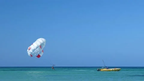 People having fun doing parasailing above Caribbean Sea Stockbeeldmateriaal 138178066