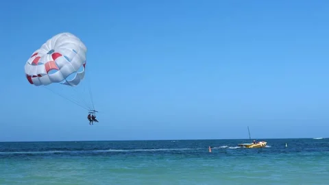 People having fun doing parasailing above Caribbean Sea Stockbeeldmateriaal 138178164