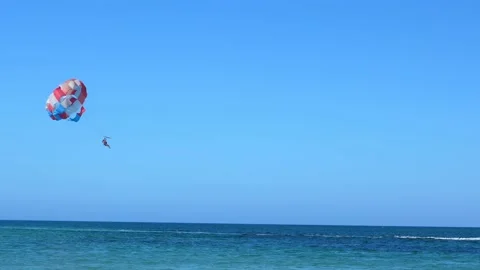 People having fun doing parasailing above Caribbean Sea Stockbeeldmateriaal 138179478