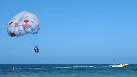 People having fun doing parasailing above Caribbean Sea Vídeos de archivo 138206053
