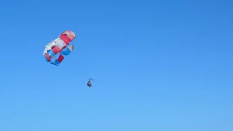 People having fun doing parasailing above Caribbean Sea Stockbeeldmateriaal 138207541