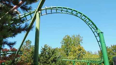 People having fun looping at roller coaster called magic mountain 스톡 동영상 70611823