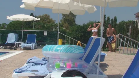 People having fun at the pool Vídeos de archivo 65582182