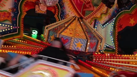 People having fun on a spinning amusement park ride at night Vídeos de archivo 337425959