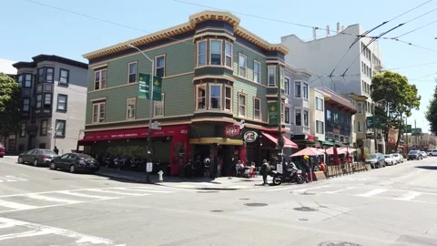 People having lunch on the corner of Union and Stockton in San Francisco Video stock 205046273
