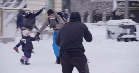People having a snowball fight - Madrid Vidéo 146443053
