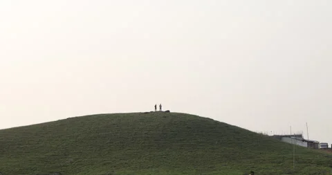 People on Hill 库存影片 335501653