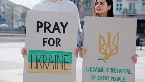 People holding posters calling to stop the war in Ukraine 스톡 동영상 171932920